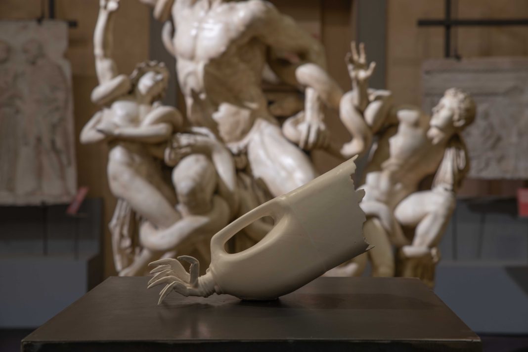 Chimera, ceramica bianca smaltata, 2024, ph. Diego Barsuglia
