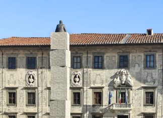 Installazione di Gianni Lucchesi in Piazza dei Cavalieri a Pisa