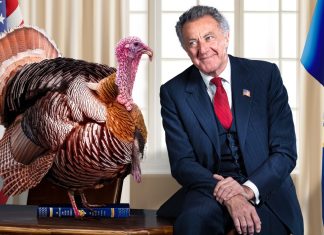 Al Verdi Chiara Noschese e Luca Barbareschi in November, la commedia di David Mamet, una satira affilata ed esilarante ambientata negli Stati Uniti durante le elezioni presidenziali